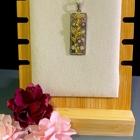 Chan with flower charm - Picture 1 of 2